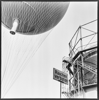 Gefüllter Gasballon mit Gasometer und Rauchverbotsschild