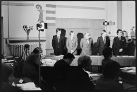 Die Regierungsräte Jean-Pierre Beuret, Francois Mertenat, Roger Jardin, Pierre Boillat und Francois Lachat (Staatsratspräsident), an der Wand die Jura-Fahne