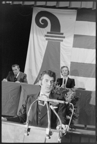 Der jurassische Staatsratspräsident Francois Lachat am Rednerpult, rechts von ihm Parlamentspräsident Roland Béguelin, im Hintergrund grosse Jura-Fahne