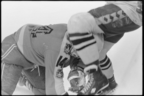 Szene auf dem Eis mit Langnau-Torhüter und SCB-Spieler