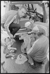 Radrennfahrer und Betreuer beim Mannschaftswagen