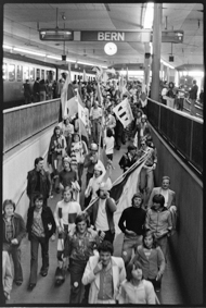 FCZ-Fans mit Fahnen auf Zug-Perron