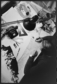 Der Graphiker Roland Hirter bei der Arbeit