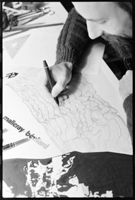 Der Graphiker Roland Hirter bei der Arbeit