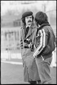 zwei Fotografen mit umgehängten Fotoapparaten auf einem Fussballfeld stehend, links der Fotograf Eduard Rieben