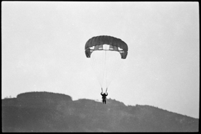 Fallschirmspringer in der Luft