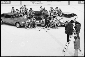 Gruppenbild der Eishockeymannschaft vom Schlittschuh-Club Bern mit Autos