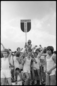 Kinder in Turnkleidung mit Schild von Satus Turnverein Münsingen