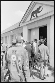 Männer mit Gewehren betreten ein Schützenhaus