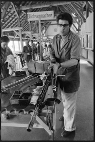 Büchsenmacher bei der Arbeit mit Gewehren an der Werkbank