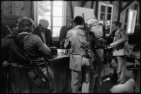 Männer mit Miltärgewehren am Empfangstresen