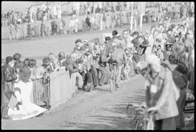 Zuschauer feuern einen Rennfahrer an