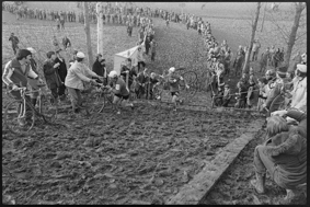 Rechts im Bild Peter Frischknecht mit der Nr. 34, vorne  helfen Betreuer dem Rennfahrer Nr. 32 beim Wechseln seines Rades