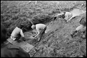 Reinigung der Räder im Dorfbach