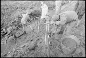 Reinigung der Räder im Dorfbach
