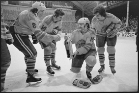 Langnau-Spieler feiern den Sieg auf dem Eisfeld