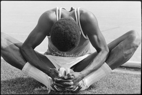 Leichtathlet in Tricot mit arabischem Schriftzug