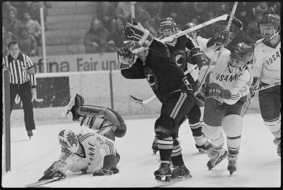 Szene im Eishockeyspiel SC Bern gegen EHC Lausanne