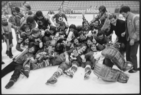 Gruppenfoto des EHC Arosa nach dem Gewinn des Meistertitels