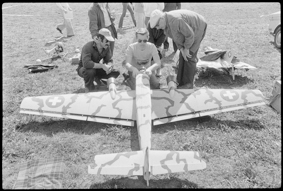 Menschen mit Modellflugzeugen auf einem Feld