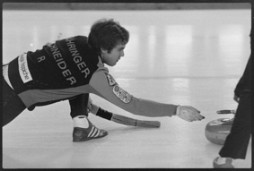 Spieler vom Curling-Club Zähringer beim Loslassen des Steins