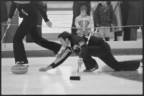 Spieler vom Curling-Club Crystal beim Loslassen des Steins