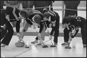 Vier Spieler vom Curling-Club Crystal beim «Wischen»