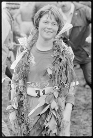 OL-Läuferin mit Blumenkranz, vermutlich an der Siegerehrung