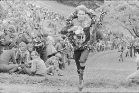 OL-Läuferin mit Blumenkranz und Norweger-Fahne, vermutlich auf einer Ehrenrunde nach der Siegerehrung