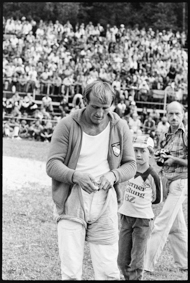 Schwinger vom Schwingclub Thun, im Hintergrund Zuschauertribüne