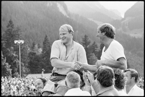 Zwei lachende Sieger-Schwinger werden auf Schultern getragen