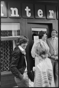 Roland Dellsperger und René Berthod eröffnen im Ryffligässli eine Bar (Sportler-Treffpunkt), links auf dem Bild Bernhard Russi (vermutlich Ehrengast)