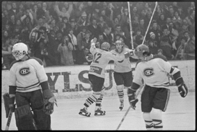 Torjubel bei SCB-Spielern, daneben zwei Spieler von Chaux-de-Fonds