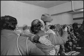 Spieler und Betreuer beim Feiern in der Garderobe