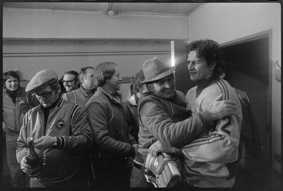 Spieler und Betreuer beim Feiern in der Garderobe