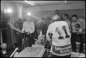 SCB-Spieler beim Feiern in der Garderobe