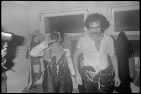 Zwei Spieler nach dem Match in der Spielergarderobe