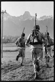 Läufer unterwegs auf einem Feldweg, im Hintergrund die Stockhornkette