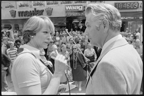 Die Fernsehmoderatorin Heidi Abel beim Interview