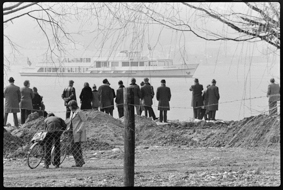 Das Schiff MS Berna schleppt die Petersinsel nach Biel, unter den Augen von einigen Schaulustigen