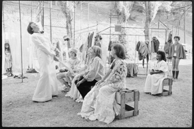 Verkleidete Kinder beim Theater spielen