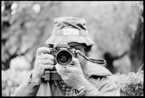 Hansueli Trachsel mit Fotokamera und HUT-Hut