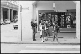 Frauen und Kinder vor dem Radio-TV-Geschäft Kilchenmann am Münzgraben, links Kochergasse und Hotel Bellevue