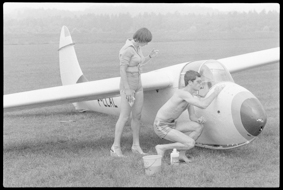 Mann und Frau beim Reinigen eines Flugzeugs