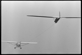 Kleinflugzeug zieht Segelflugzeug