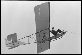 einplätziges Flugzeug F-AZBJ mit freiem Sitz in der Luft
