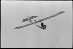 einplätziges Flugzeug F-AZBJ mit freiem Sitz in der Luft