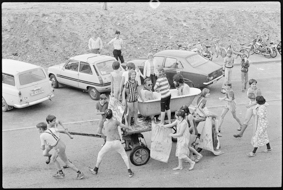 Umzug mit bunt geschmückten Wagen zum Thema «Baden»