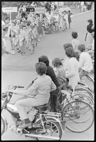 Umzug mit Kindern in Badekleidern und bunt geschmückten Wagen zum Thema «Baden»