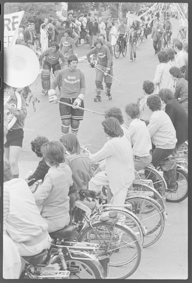 Umzug mit Eishockeyspielern vom EHC Heimberg auf Rollschuhen